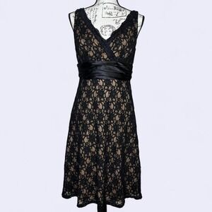 Black‎ lace V-neck dress with sequin detail